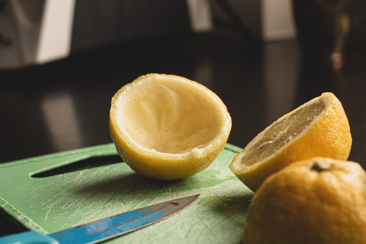 Limone tagliato a metà che mostra l'interno della buccia