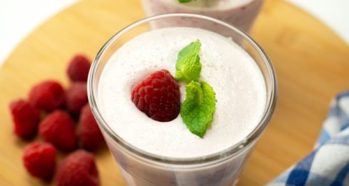 Bicchiere con un dessert di yogurt e lampone