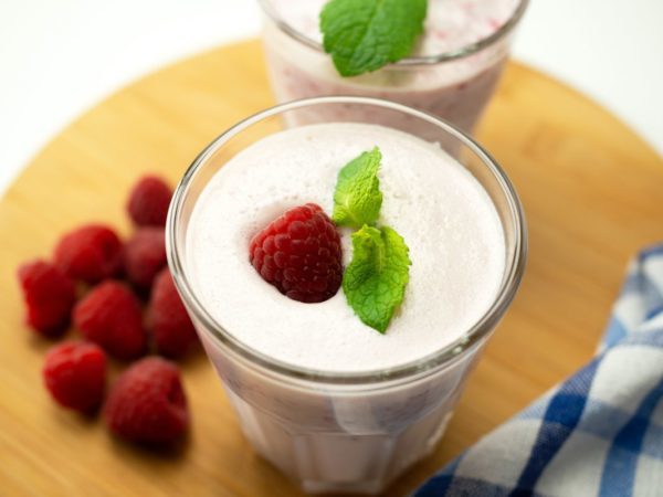 Bicchiere con un dessert di yogurt e lampone