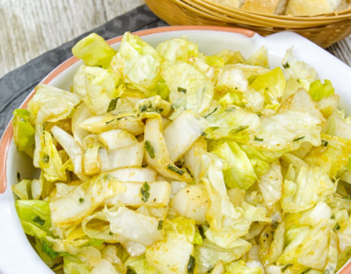 ciotola con insalata per la ricetta insalata indivia