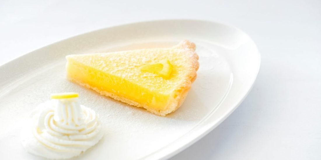 torta al limone con glassa al limone su piatto bianco