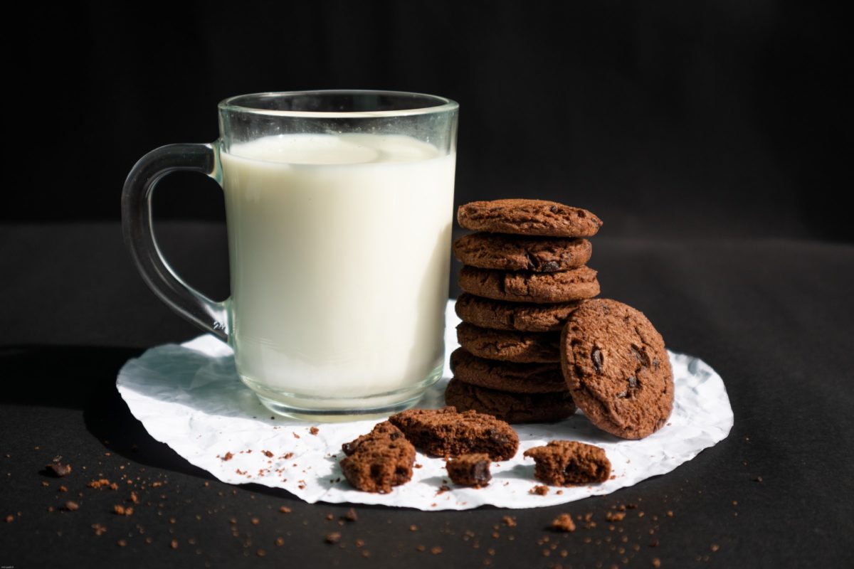 bicchiere in vetro con latte e biscotti al cioccolato