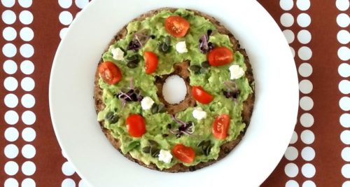 crostone vegetariano con avocado, pomodorini e ricotta impiattato