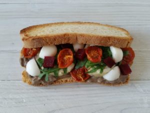 panino con verdure e maionese vegana 