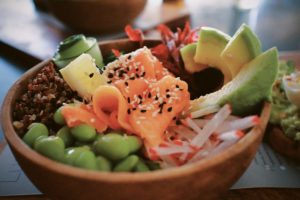 poke bowl con riso, avocado e salmone affumicato