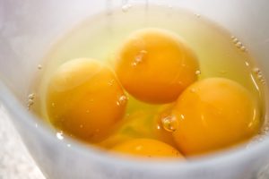 uova per omelette con ricotta e carciofi