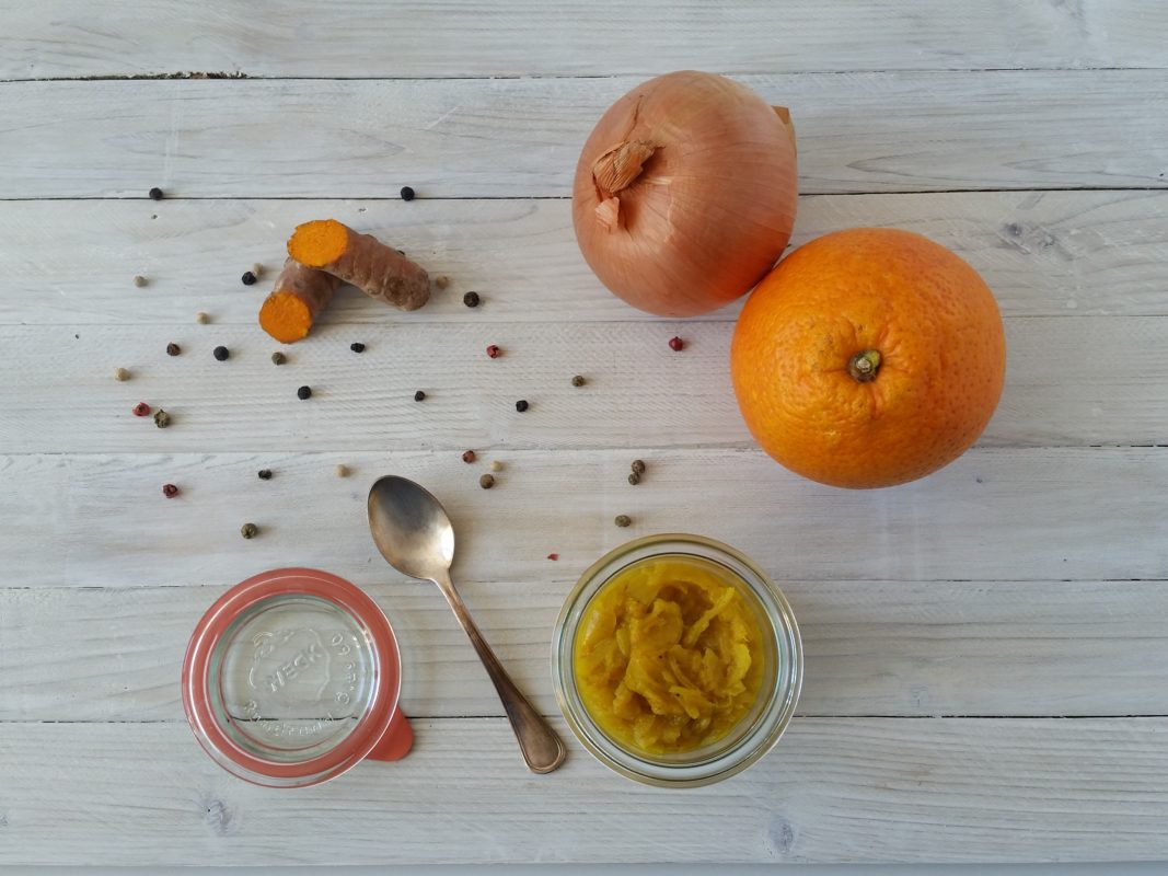 mostarda di cipolle e arance in vasetto