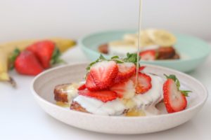 ricetta colazione con yogurt, frutta e miele
