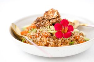 bowl di quinoa e mais con tofu