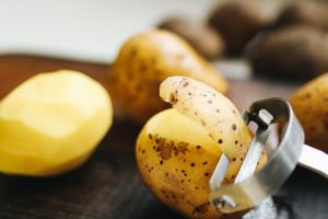patate gialle da unire nella ricetta della vellutata di topinambur