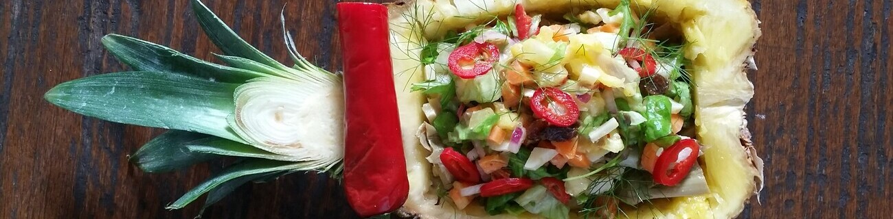 ricetta per preparare un'insalata estiva di frutta e verdura