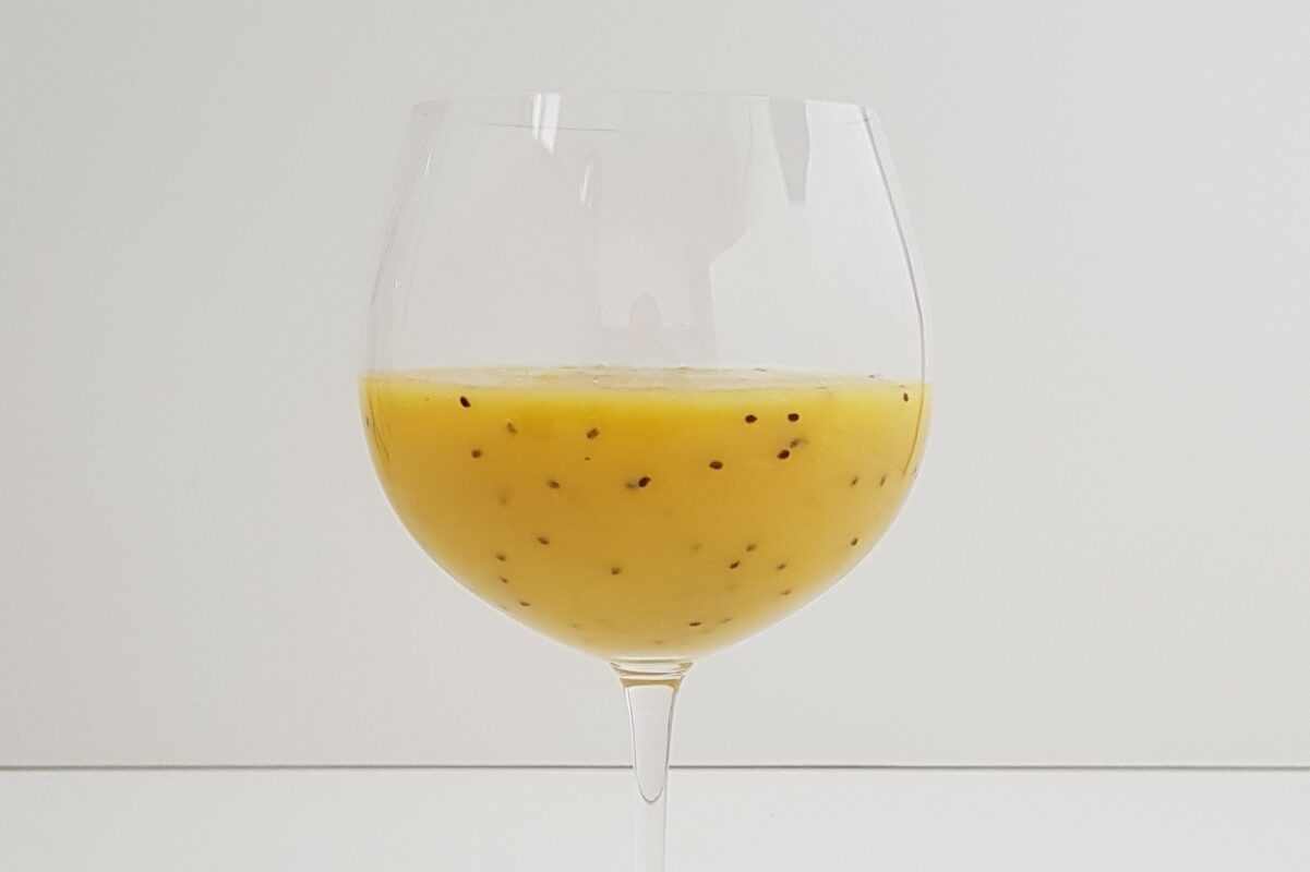 frullato di kiwi e arancia con ananas e mango servito in un bicchiere