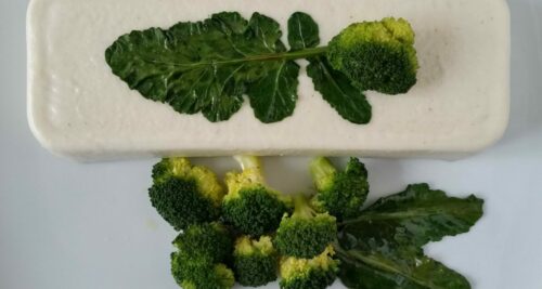 panna cotta salata al parmigiano con contorno di broccoli al vapore