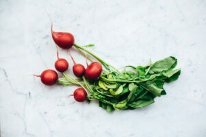 ravanelli biologici per l'insalata di carciofi crudi