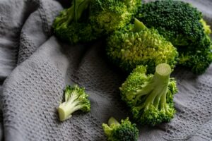 broccoli a rosette da mangiare come contorno con la panna cotta salata al parmigiano