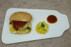 fish burger di merluzzo impiattato con tartare di mango e ketchup fatto in casa
