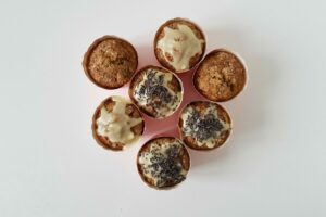 muffin con clementine e zucchine decorati con cioccolato e codette di cioccolato