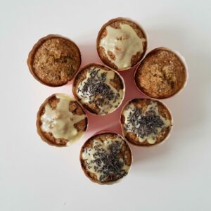 muffin con clementine e zucchine decorati con cioccolato e codette di cioccolato