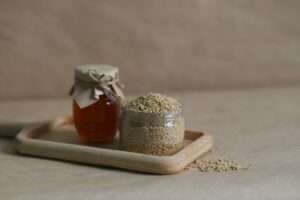 quinoa biologica per preparare l'insalata di quinoa con pesche grigliate