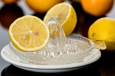 limone tagliato e spremiagrumi