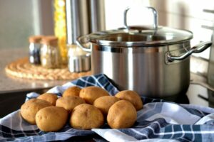 pentola e patate da usare per preparare la ricetta del purè di topinambur