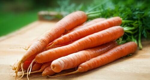 carote con ciuffi su tagliere