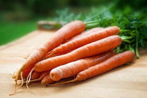 carote con ciuffi su tagliere