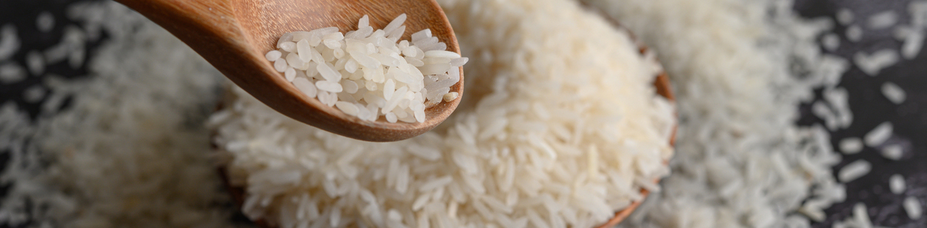 riso bianco con cucchiaio di legno