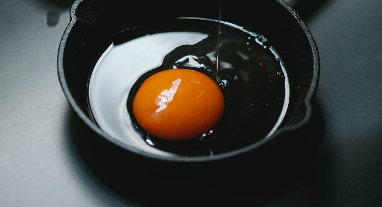 uovo crudo per fare la pasta con uova e cipolla